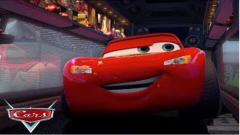 🤔 Cosa c’è dentro?| Pixar Cars | @DisneyJuniorIT
